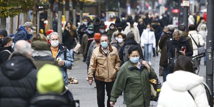 Yeni dalga korkusu: İngiltere, Çin’den gelen yolculardan Covid testi isteyecek