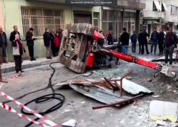 Yıkım yaptığı iş makinesiyle üçüncü kattan düştü