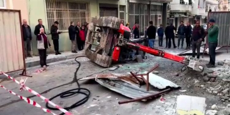 Yıkım yaptığı iş makinesiyle üçüncü kattan düştü