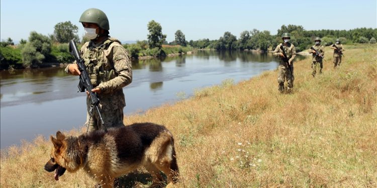 Yunanistan kadın, çocuk demeden geri itti: Bir yılda rekor artış