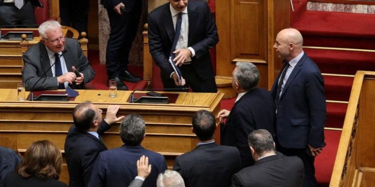 Yunanistan'da 'telekulak' skandalı: Miçotakis hükümeti hakkında verilen gensoru önergesi düştü