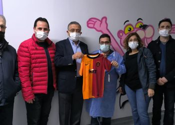 Yusuf Kerim’in imzalı forması, babasına teslim edildi: Yanındayız Yusuf Kerim!