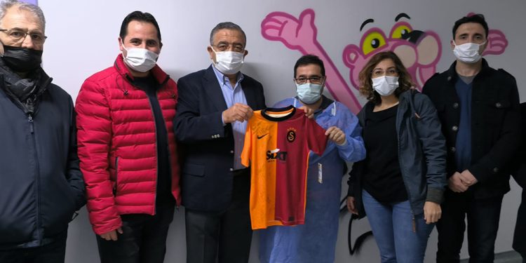 Yusuf Kerim’in imzalı forması, babasına teslim edildi: Yanındayız Yusuf Kerim!