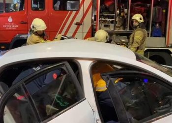 Zeytinburnu'nda tramvayın çarptığı otomobil sürücüsü yaralandı