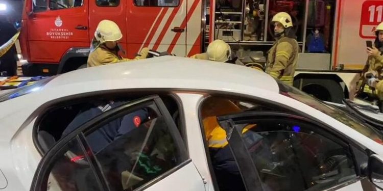 Zeytinburnu'nda tramvayın çarptığı otomobil sürücüsü yaralandı