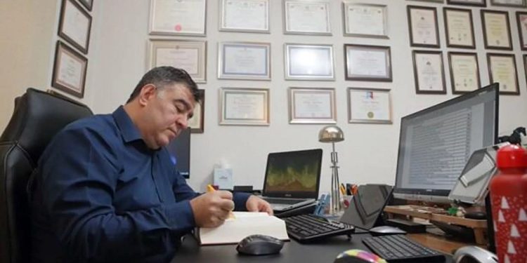 ‘Diplomaların efendisi’: 18 diploması var, iki bölümde daha okuyor