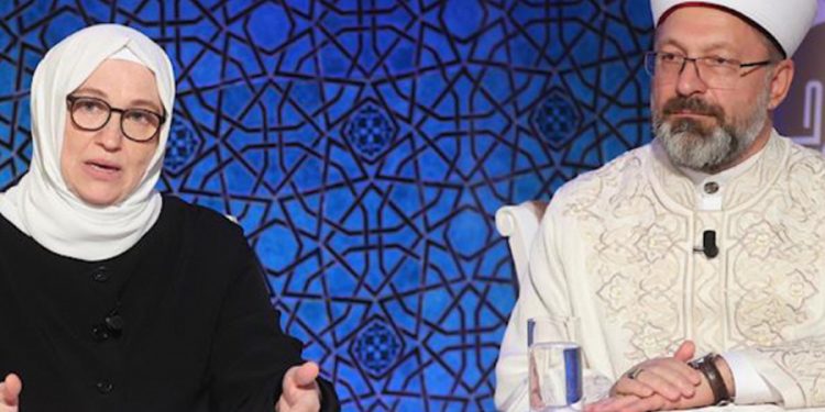 ‘Diyanet’in ‘hanımefendisi’ camide yumruk attı’ iddiası