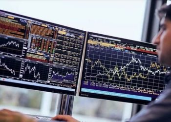 Ekonomist Ali Ağaoğlu, bu sene borsa endekslerinde oynaklığın artacağını belirterek, genç yatırımcılara bütün tasarruflarıyla işlem yapmamaları tavsiyesinde bulundu: “Fiyatı artmayan hisse senetleriyle baş başa kalırlar.”