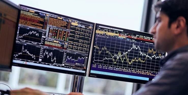 Ekonomist Ali Ağaoğlu, bu sene borsa endekslerinde oynaklığın artacağını belirterek, genç yatırımcılara bütün tasarruflarıyla işlem yapmamaları tavsiyesinde bulundu: “Fiyatı artmayan hisse senetleriyle baş başa kalırlar.”