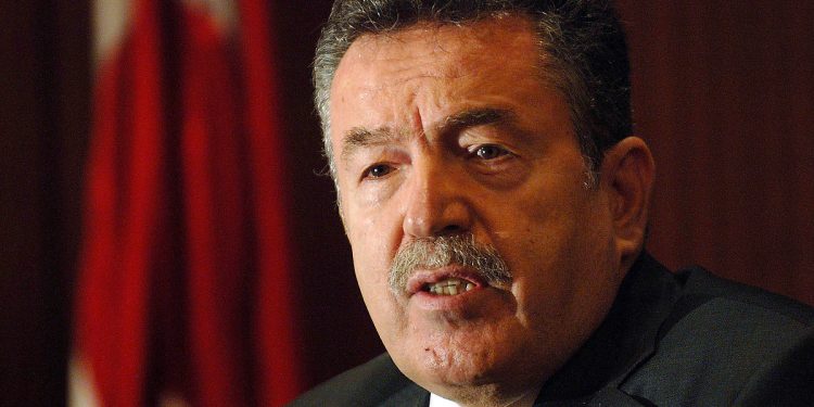 ‘Üniversite diploması yok ama Anayasayı okuyacak kadar Türkçe bilir’