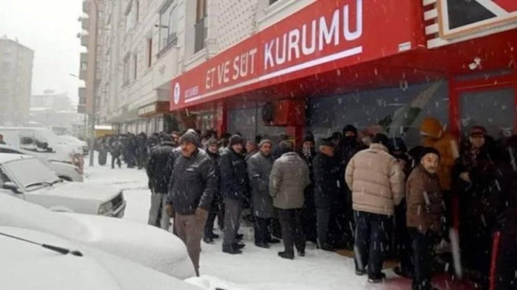 ‘Türkiye’nin et deposu’ Erzurum’da eksi 5 derecede ucuz et kuyruğu