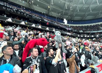 “Hükümet İstifa” Seslerinin Yükseldiği Futbol Tribünleri Toplumsal Tepkinin Yansıması mı?