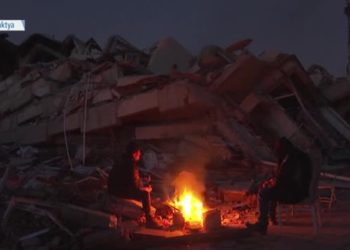 Ateş Başında Yakınlarının Kurtarılmasını Bekliyorlar