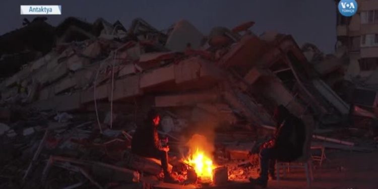 Ateş Başında Yakınlarının Kurtarılmasını Bekliyorlar