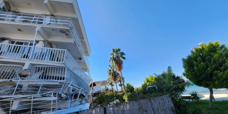 “En Acil İhtiyaç Çadırla Uyku Tulumu ve Isıtıcı”