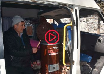 10 kişilik depremzede aile soba kurdukları minibüste yaşıyor