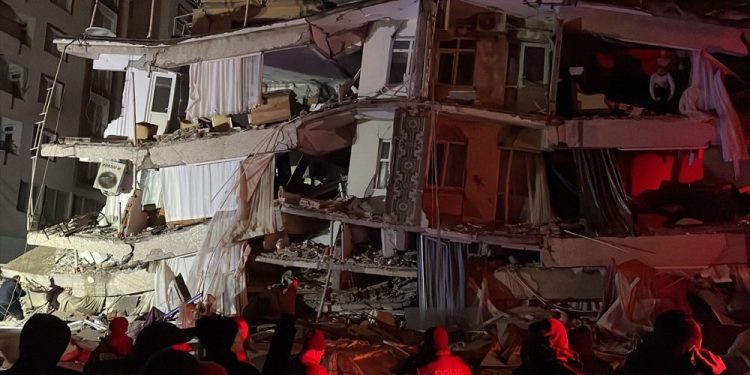 Kahramanmaraş’ta 7,4 büyüklüğünde deprem meydana geldi