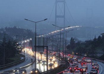 Türkiye genelinde kar ve fırtına: En az 20 ilde okullar tatil, havayolu ulaşımı aksıyor