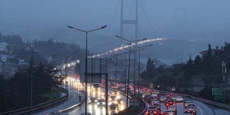 Türkiye genelinde kar ve fırtına: En az 20 ilde okullar tatil, havayolu ulaşımı aksıyor