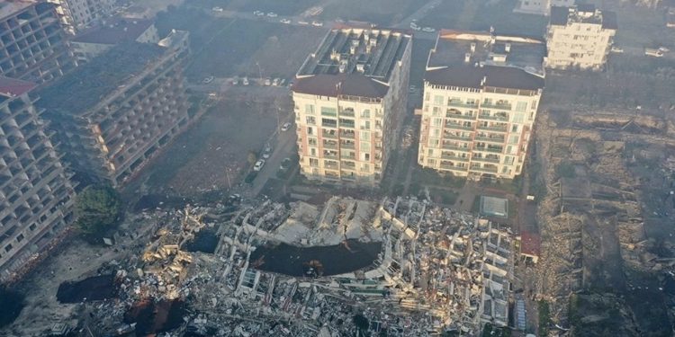 105 kişinin öldüğü sitenin enkazından çıkanlar anlattı: ‘Kolon kesme yok, tıraşlama işlemi var’ dendi