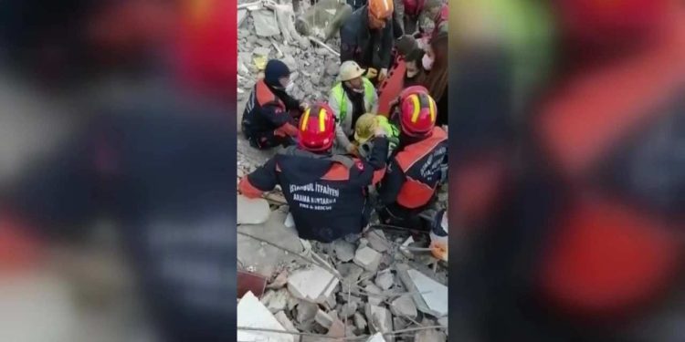 13 yaşındaki çocuk, depremin 228'inci saatinde kurtarıldı