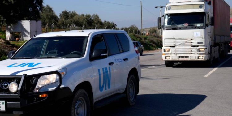 Suriye'ye insani yardım kamyonları geçti