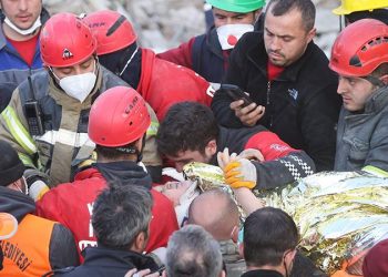 Kahramanmaraş merkezli 7.7 ve 7.6 büyüklüğündeki depremlerde yıkılan Hatay Akevler Mahallesi'nde 12 yaşındaki bir çocuk 182. saatte enkazdan sağ çıkarıldı.