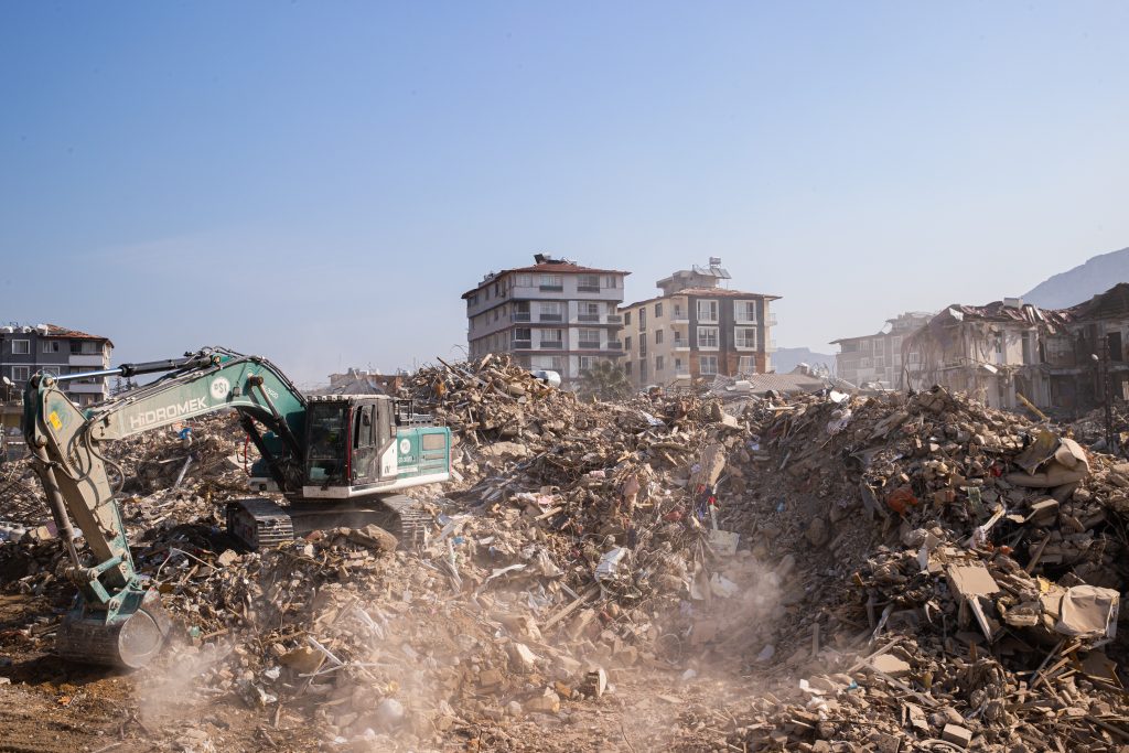 1999 depreminin on katı enkaz oluştu