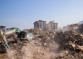 1999 depreminin on katı enkaz oluştu