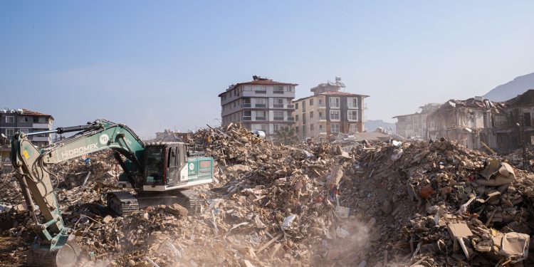 1999 depreminin on katı enkaz oluştu