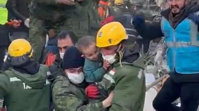 3 yaşındaki çocuk 158 saat sonra enkazdan sağ çıkarıldı