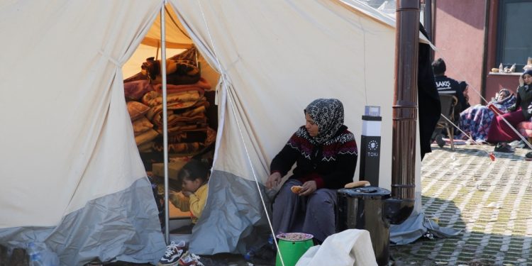 “Depremden Bir Hafta Sonra İnsani Kriz Tehdidi”