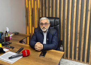 Deprem bölgesine yardım amacıyla gerçekleştirilen, "Türkiye Tek Yürek" ortak canlı yayınında, "50 milyar liralık" bağış yaptığı açıklanan oto galerisi Hamit Duras, "Heyecanla, eski paraya göre 50 milyar TL dedim. O anda Mustafa Karataş hoca da öyle belirtti" dedi. Duraş, "Benim bağışım 50 bin TL. Gönül ister ki 50 milyar TL'miz olsun ki bağışlayalım" ifadesini kullandı.