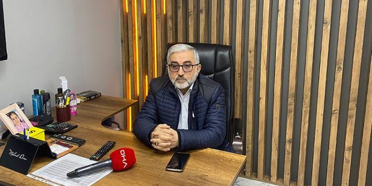 Deprem bölgesine yardım amacıyla gerçekleştirilen, "Türkiye Tek Yürek" ortak canlı yayınında, "50 milyar liralık" bağış yaptığı açıklanan oto galerisi Hamit Duras, "Heyecanla, eski paraya göre 50 milyar TL dedim. O anda Mustafa Karataş hoca da öyle belirtti" dedi. Duraş, "Benim bağışım 50 bin TL. Gönül ister ki 50 milyar TL'miz olsun ki bağışlayalım" ifadesini kullandı.