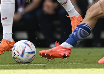 55 yaşındaki Japon futbolcu Portekiz yolcusu