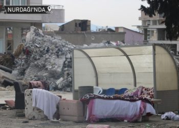 Depremzede: Çadır ve gıdaya ulaşım hala temel sorun