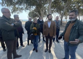 Polis depremzedeler için kurulan çadırları söktü