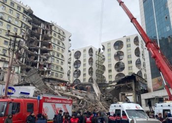 Amed’te halk seferber oldu: Vali aracından inmeden izledi | YENİLENDİ