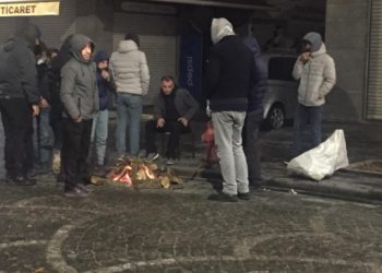 Amed’te halk sokaklarda barınabilecek yer arıyor