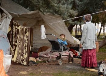 Tuvalet ve sıcak yemek yok, 15 kişiye bir battaniye veriliyor