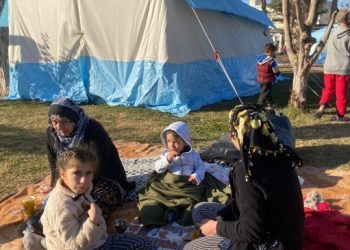 İkiye bölünen çadırda 20 kişi kalıyor: Çocuklar hasta