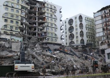Amed’te yıkılan binalar nedeniyle 15 kişi tutuklandı