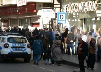 Banka önünde metrelerce yardım kuyruğu