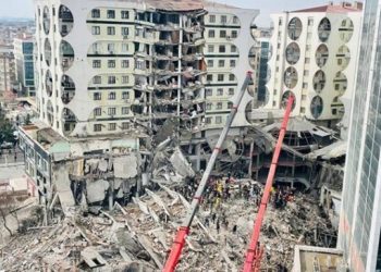 Galeria İş Merkezi enkazında kalan 8 kişi var