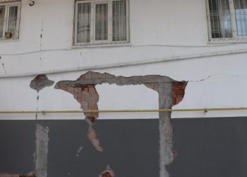 Evlerine ‘az hasarlı’ raporu verildikten sonra çadırdan çıkartılan aile sokakta kaldı