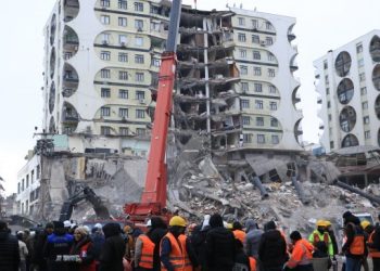 Depremzedeler evde kalan takılarını istiyor