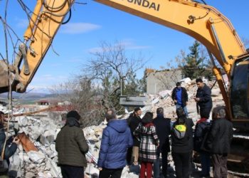 Kepçe kiralayan halk cenazelerini çıkarıyor