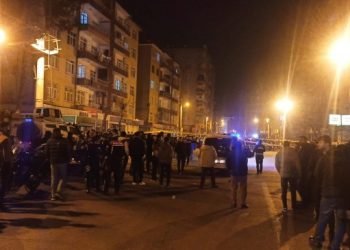 Deprem sonrası Amed’te sokağa çıkan halka polis müdahalesi