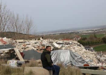Büyükçekmece’de ‘imarsız’ bina yıkımına yurttaşlar tepkili