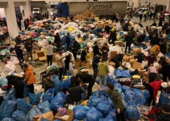 Ege’den 31 TIR, 20 kamyon yardım gönderildi